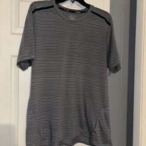 Nike Men's Black and Gray Patterned Tee